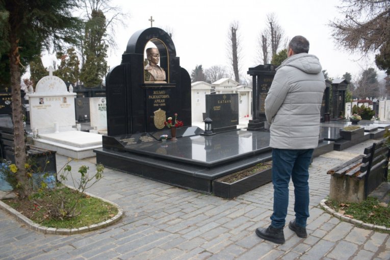 Aleksandar Mandić na Arkanovom grobu