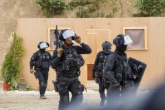 SADA JE NAGRABUSIO: Policajac optužen za teško nasilje tokom protesta!