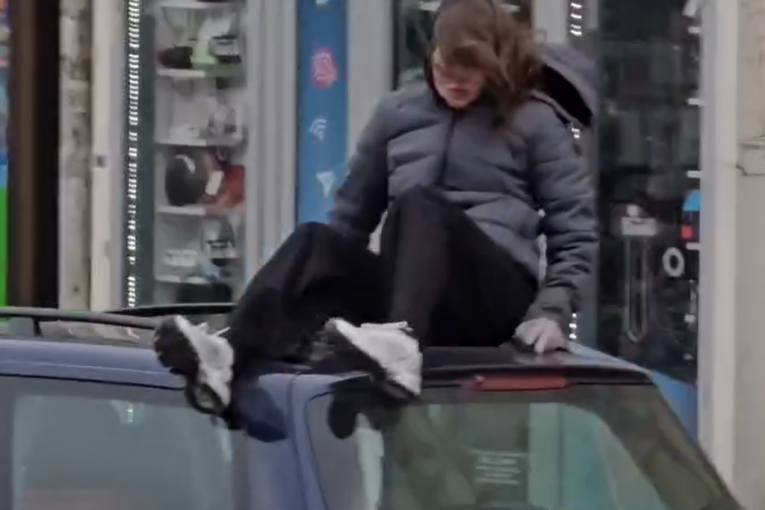 Trenutak kada je uhapšeni udario devojku