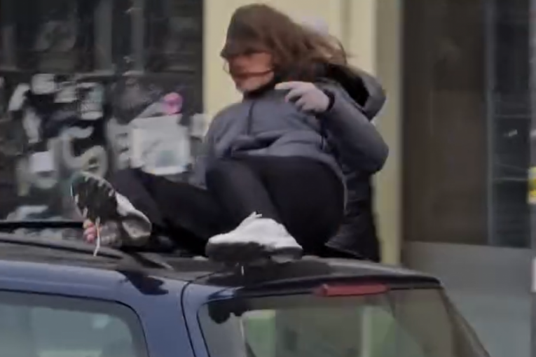 Trenutak kada je uhapšeni udario devojku