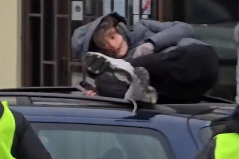 Trenutak kada je uhapšeni udario devojku