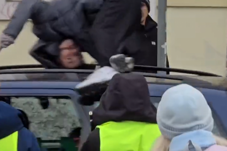 Trenutak kada je uhapšeni udario devojku