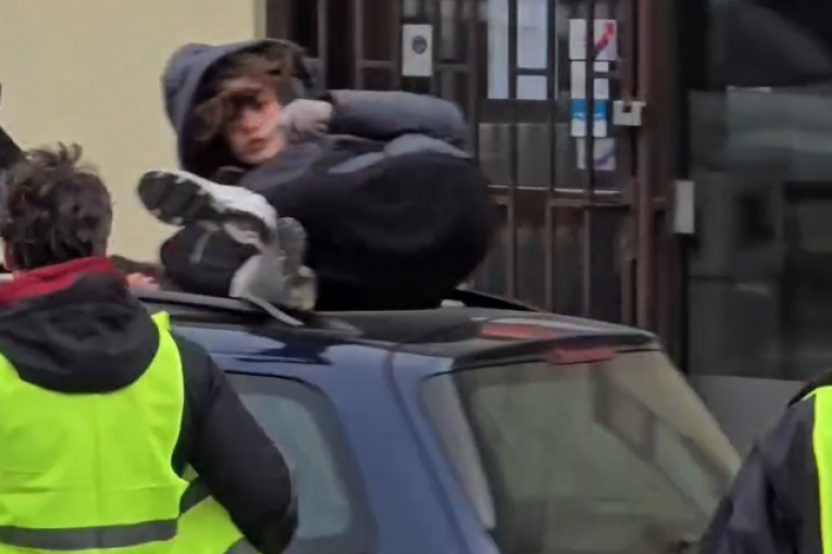 Trenutak kada je uhapšeni udario devojku