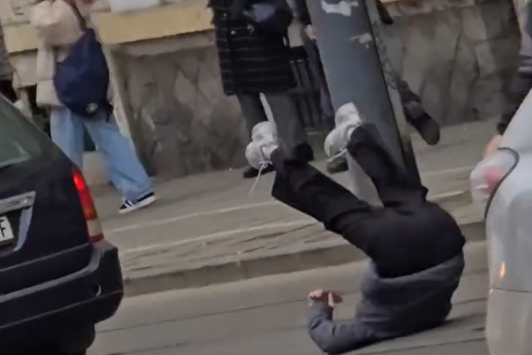 Trenutak kada je uhapšeni udario devojku