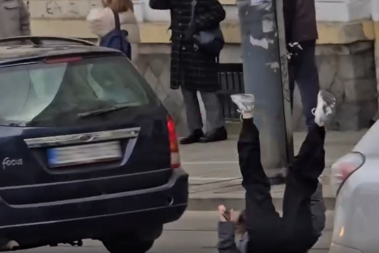 Trenutak kada je uhapšeni udario devojku