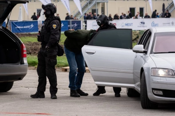 DRAMA U DVORIŠTU OSNOVNE ŠKOLE! Ubio suprugu naočigled SINA (8), pronašli ga kompletno krvavog!