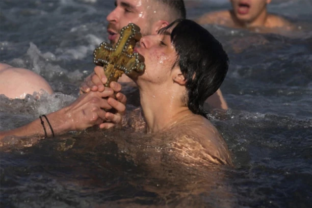 ZNAMO ZA OBIČAJE ZA BOGOJAVLJENSKU NOĆ, ALI I OVE DANAS TREBA ISPOŠTOVATI! Za neudate devojke vezuje se posebno verovanje!