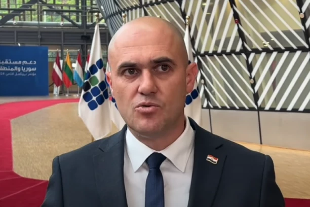 OPET ON! Hrvatski poslanik pevao ustaške pesme o Paveliću! Prošle godine pucao iz pištolja dok vozi