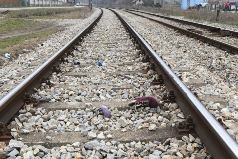 UČENICA SE ZBOG ZLOSTAVLJANJA U ŠKOLI BACILA POD VOZ! Užas nad užasima, posle razgovora sa direktorom digla ruke od života
