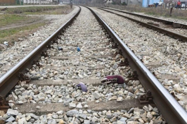 UČENICA SE ZBOG ZLOSTAVLJANJA U ŠKOLI BACILA POD VOZ! Užas nad užasima, posle razgovora sa direktorom digla ruke od života