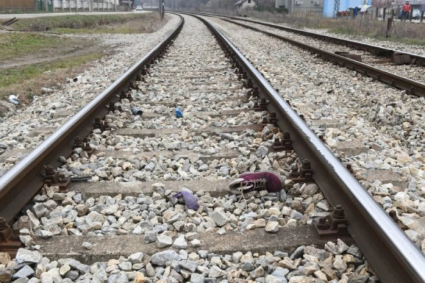 UČENICA SE ZBOG ZLOSTAVLJANJA U ŠKOLI BACILA POD VOZ! Užas nad užasima, posle razgovora sa direktorom digla ruke od života