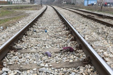 TRAGEDIJA NA ŠINAMA: Mašinovođa poginuo u iskliznuću lokomotive! (VIDEO)