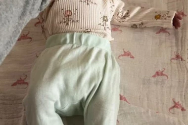 MANIJAK POLIO VRELOM KAFOM DEVETOMESEČNOG LUKU! Beba se bori za život, a odluka zemlje ZAPANJILA JE SVE!
