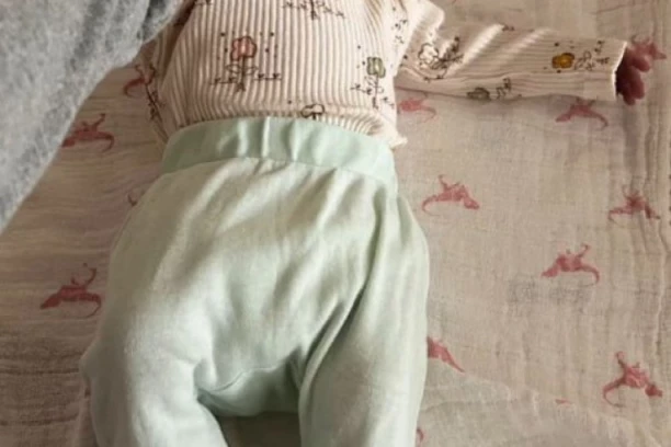 MANIJAK POLIO VRELOM KAFOM DEVETOMESEČNOG LUKU! Beba se bori za život, a odluka zemlje ZAPANJILA JE SVE!