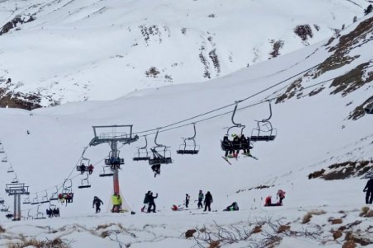 KABINA SA TURISTIMA UDARILA OGROMNOM BRZINOM U ZAŠTITNU OGRADU! Broje se povređeni, među njima i dete!