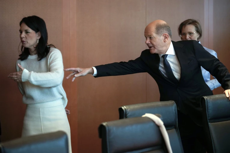 IMA SE, MOŽE SE: Nemačka ministarka za tri meseca potrošila 20.000 evra za šminku! A tek koliko je para Olaf Šolc dao na PUDER!