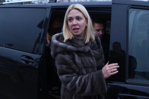 USNIMLJENA DRAMA MILICE TODOROVIĆ, PEVAČICA JEDVA USPELA DA SMIRI SITUACIJU! Kamere zabeležile ozbiljnu raspravu, klip se deli munjevitom brzinom!