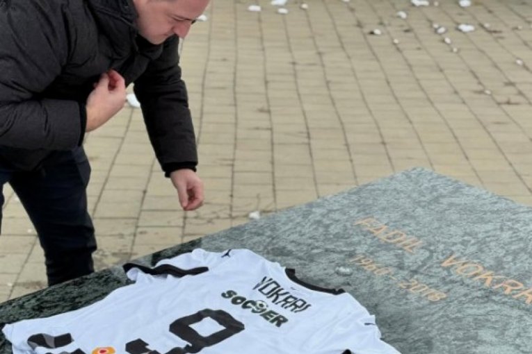 Nekadašnji potpredsednik FK Partizan u Prištini posetio grob Fadilja Vokrija