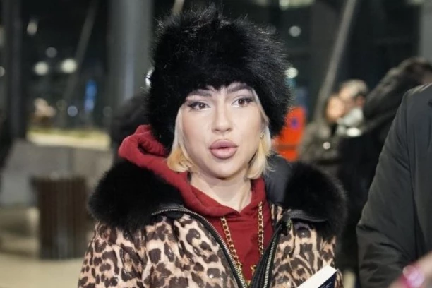 JOVANA JEREMIĆ BLJUJE VATRU U PROGRAMU UŽIVO! Saznala šta su koleginice s Pinka uradile, izbila DRAMA!