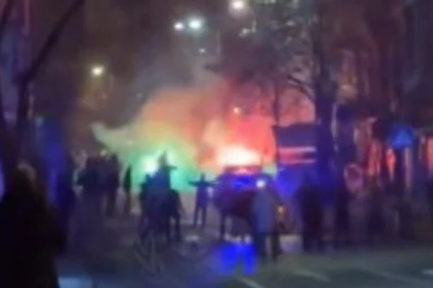 OGLASIO SE MUP O SUKOBU NAVIJAČA! Upaljenom bakljom nasrnuo na policajca, uhapšeno deset osoba, među njima i maloletnik! (VIDEO)