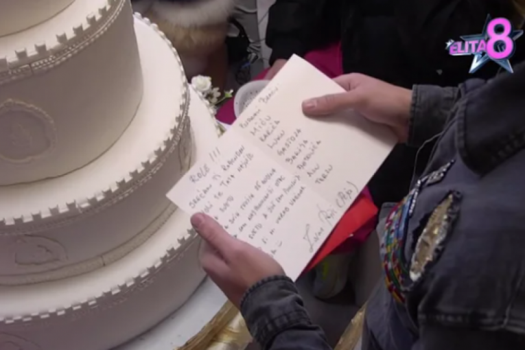 Mali Peja čita čestitke