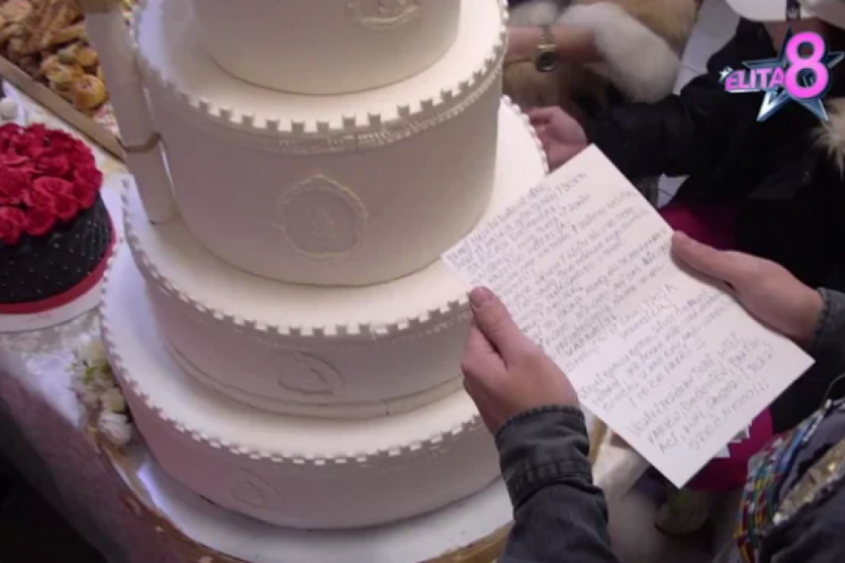 Mali Peja čita čestitke