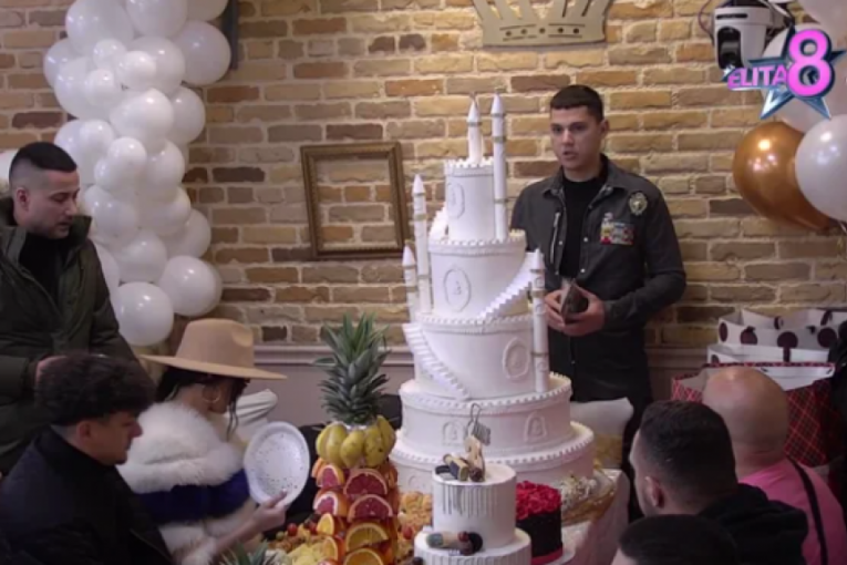 Mali Peja čita čestitke