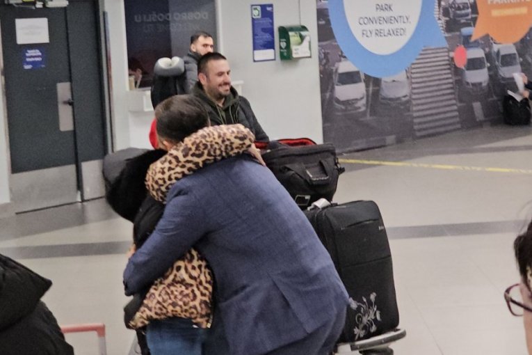 Jovana Jeremić sletela u Beograd iz Amerike, Dragan Stanković je sačekao na aerodromu