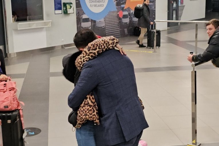 Jovana Jeremić sletela u Beograd iz Amerike, Dragan Stanković je sačekao na aerodromu
