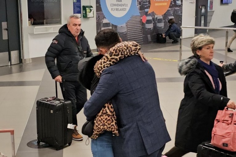 Jovana Jeremić sletela u Beograd iz Amerike, Dragan Stanković je sačekao na aerodromu