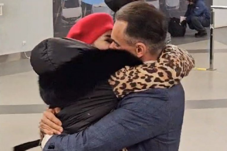 Jovana Jeremić sletela u Beograd iz Amerike, Dragan Stanković je sačekao na aerodromu