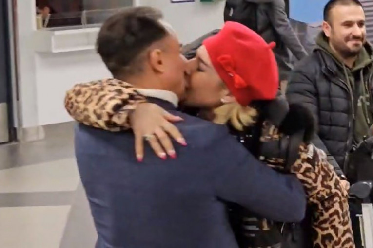 Jovana Jeremić sletela u Beograd iz Amerike, Dragan Stanković je sačekao na aerodromu