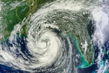 "BIO SAM NA NEKOLIKO CENTIMETARA OD SMRTI" Četiri sata plutao u iščupanoj iz temelja kući - muškarac zabeležio dramatične trenutke (VIDEO)