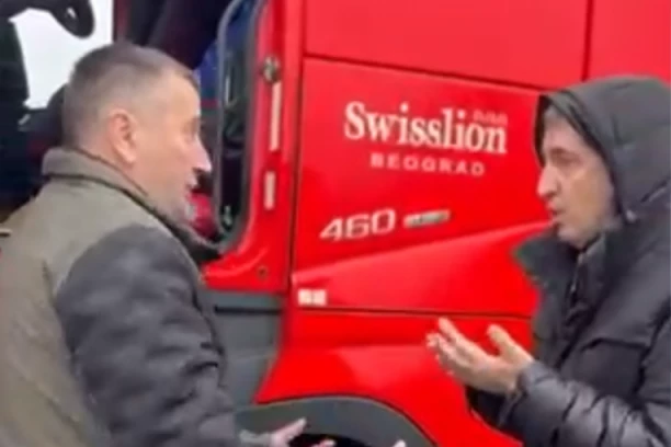 DRŽAVU NEĆU DA RUŠIM! Hrabri radnik u Vršcu ustao protiv robovlasnika Draškovića i ludila opozicije, SEO U KAMION I DEMONSTRIRAO HRABROST (VIDEO)