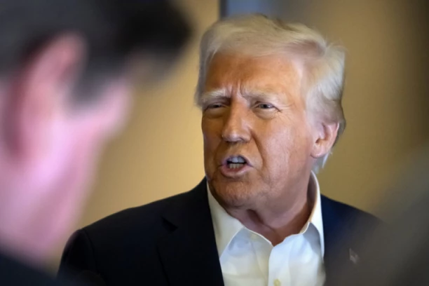 NOVA GLUPOST TRAMPOVOG MINISTRA: Javljao ženi i bratu na telefonu kada će Amerika napasti OVU ZEMLJU!