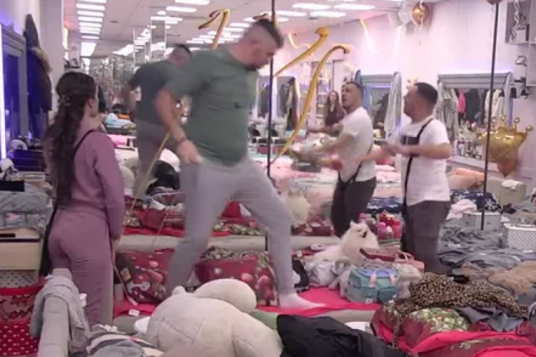 Anđela i Gastoz napravili haos u spavaćoj sobi Elita 8 Zadruga