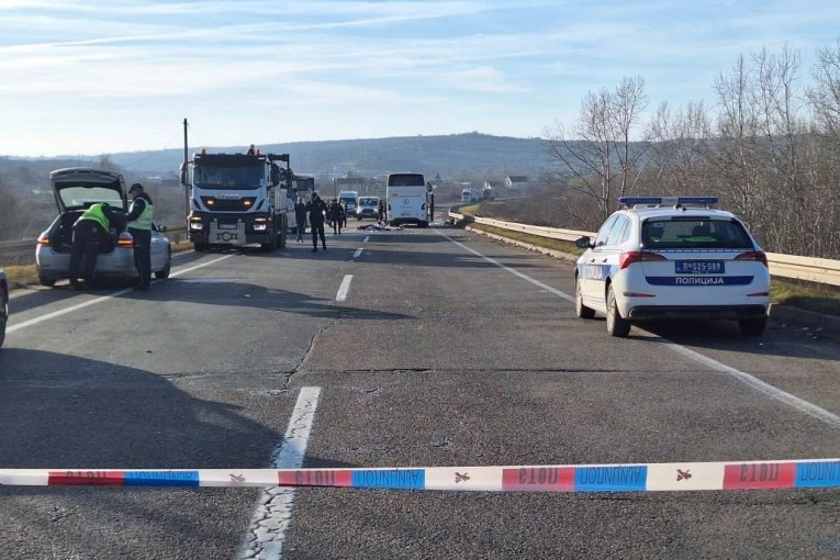 STRAVIČNA NESREĆA NA OBRENOVAČKOM PUTU! U udaru AUTOBUSA i automobila poginula jedna osoba, osmoro povređeno!