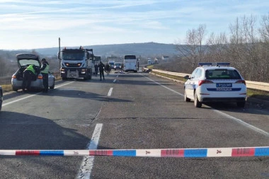 STRAVIČNA NESREĆA NA OBRENOVAČKOM PUTU! U udaru AUTOBUSA i automobila poginula jedna osoba, osmoro povređeno!