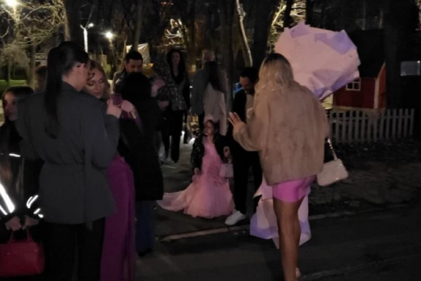 KRUNA ČETVOROGODIŠNJE LJUBAVI! Luna i Marko priredili SPEKTAKL ZA PAMĆENJE: Bazen, Spajdermen i Elza RASPAMETILI SVE PRISUTNE!