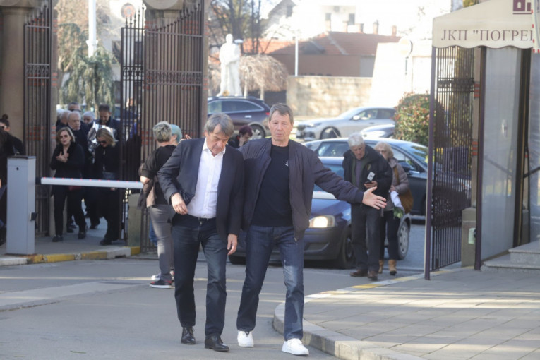 Mnogobrojni su stigli na Novo groblje da se oproste od košarkaške legende