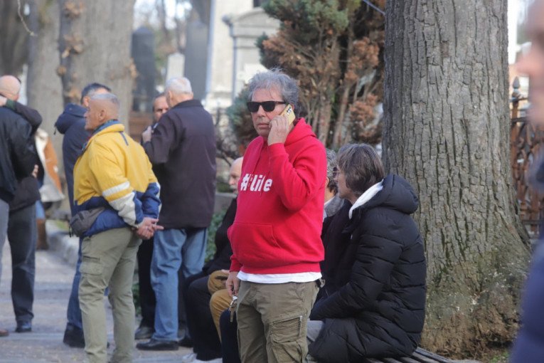Mnogobrojni su stigli na Novo groblje da se oproste od košarkaške legende
