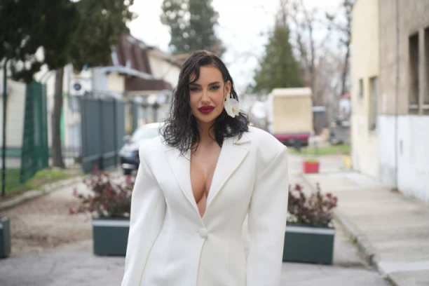 SVI DETALJI OPERACIJE NAŠE PEVAČICE! Jaukala od BOLOVA na stolu, doktori je jedva smirili!