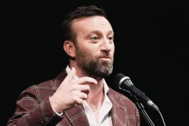 POZNATI GLUMAC POKOSIO POLICAJCA! Divljao u autu ispred hotela, pa POBEGAO sa mesta nesreće!