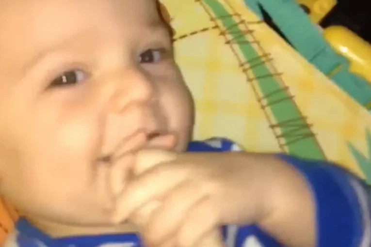 RODITELJI PRIMETILI DA SE NJIHOVA BEBA STALNO SMEJE - a onda su saznali bolnu istinu! Ovo svima tera suze na oči