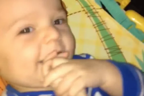 RODITELJI PRIMETILI DA SE NJIHOVA BEBA STALNO SMEJE - a onda su saznali bolnu istinu! Ovo svima tera suze na oči