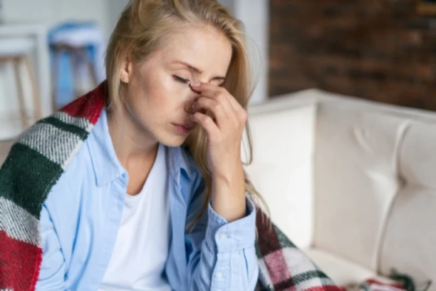 TUP BOL U GLAVI, OGROMAN PRITISAK U SINUSIMA! Nije u pitanju virus, a polovina Srbije ne zna šta će od tegoba!