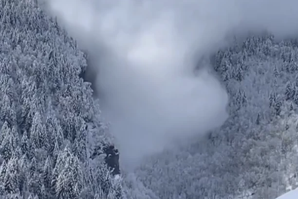 POTVRĐENE NAJCRNJE SLUTNJE: Pronađena tela osam od devet skijaša! Lavina ih zatrpala dok su se spuštali niz padinu