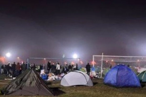 HTELI DA OPTUŽE SNS DA IM NIJE DAO SALU, A ŽELELI DA SPAVAJU NAPOLJU! Sve planirane aktivnosti u hali otkazane zbog studenata, a oni rešili da razviju šatore na stadionu!