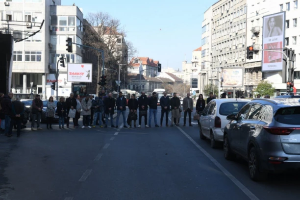 KOLIKO JOŠ TREBA DA SE PONIŽAVAMO?! Eee naši "STUDENTI"... Odrekli se ćirilice zarad Severine! (FOTO)