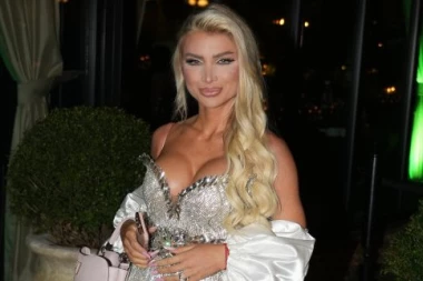 PROCVETALA NAKON RAZVODA OD BORE: MIlica Kemez u izazovnom bikiniju - baškari se na LUKS destinaciji (FOTO)